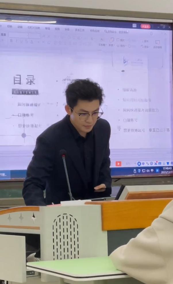 Thầy giáo nam thần được sinh viên xin chụp cùng và phản ứng đáng yêu gây bão mạng xã hội-5