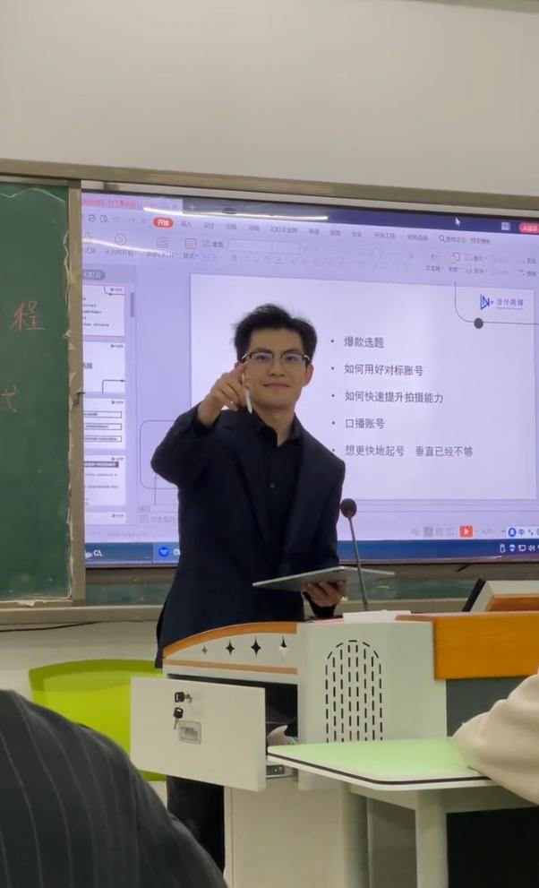 Thầy giáo nam thần được sinh viên xin chụp cùng và phản ứng đáng yêu gây bão mạng xã hội-4