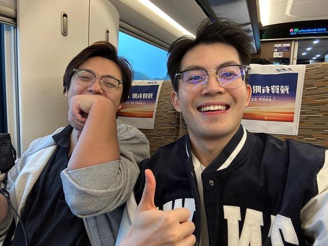 Thầy giáo nam thần được sinh viên xin chụp cùng và phản ứng đáng yêu gây bão mạng xã hội-6