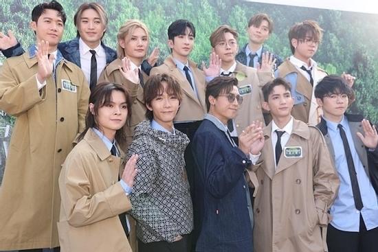 Nhóm nhạc nam đang thống trị showbiz Hong Kong bị chê xấu tệ