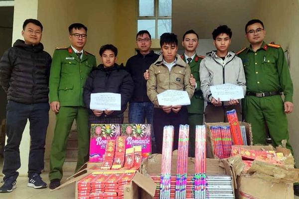 Kon Tum liên tiếp bắt giữ ô tô chở pháo hoa, thuốc lá điện tử nhập lậu-2