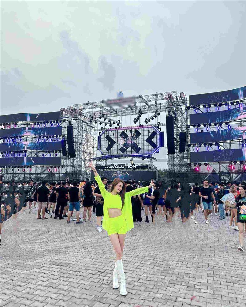 Em gái Công Vinh, tiên nữ Tuyệt Tình Cốc mặc đồ cực bốc khi đi lễ hội âm nhạc-2