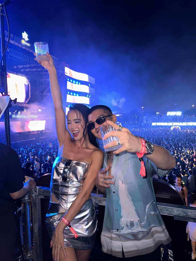 Em gái Công Vinh, tiên nữ Tuyệt Tình Cốc mặc đồ cực bốc khi đi lễ hội âm nhạc-3