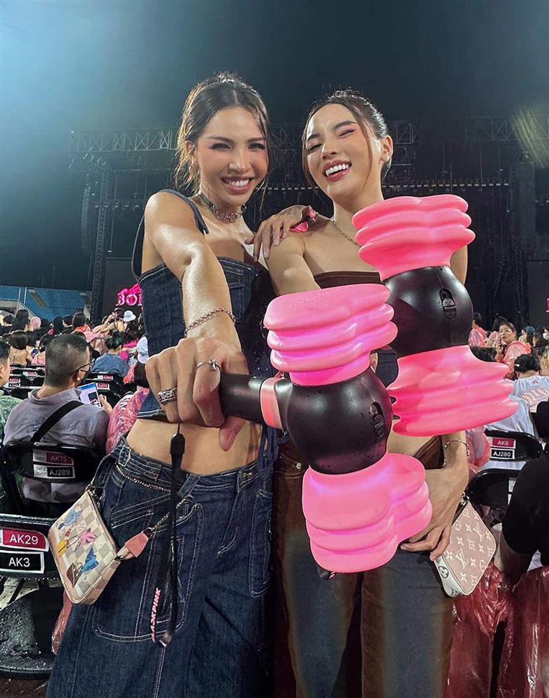 Em gái Công Vinh, tiên nữ Tuyệt Tình Cốc mặc đồ cực bốc khi đi lễ hội âm nhạc-5