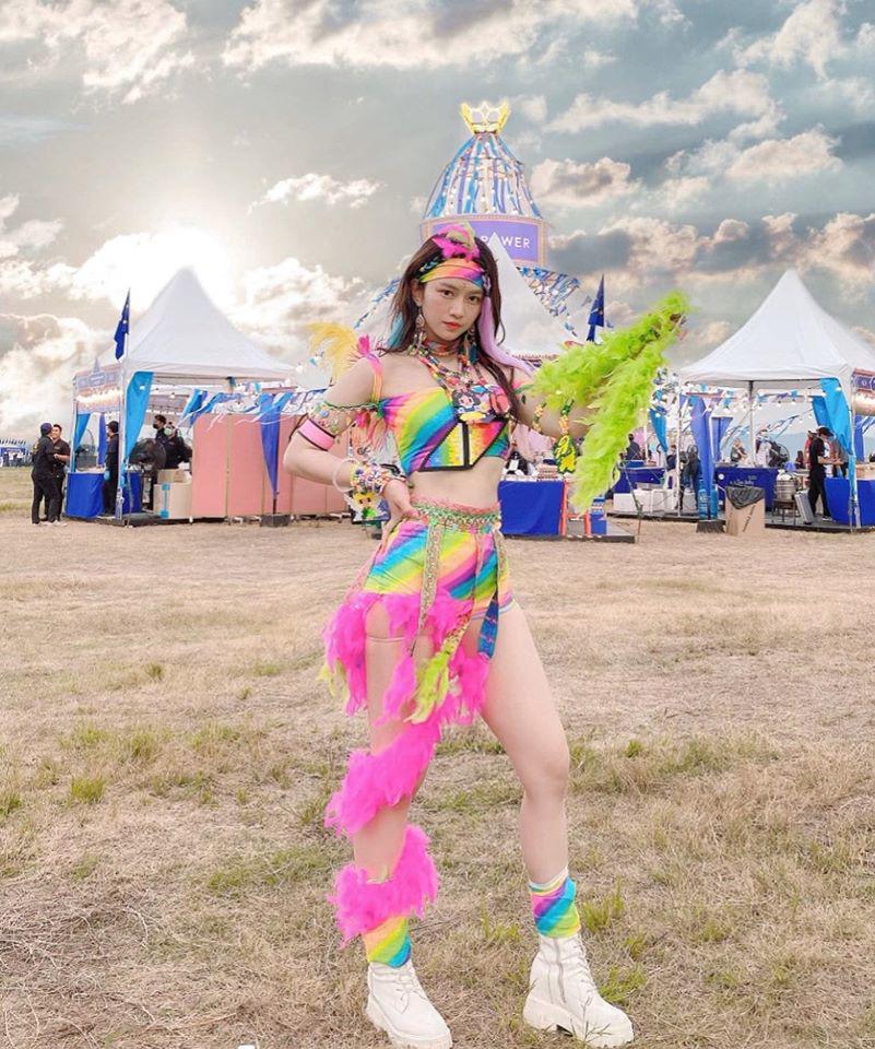 Em gái Công Vinh, tiên nữ Tuyệt Tình Cốc mặc đồ cực bốc khi đi lễ hội âm nhạc-7