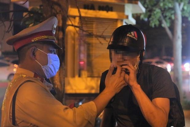 Uống rượu tối hôm trước, hôm sau thổi nồng độ cồn có lên?-2