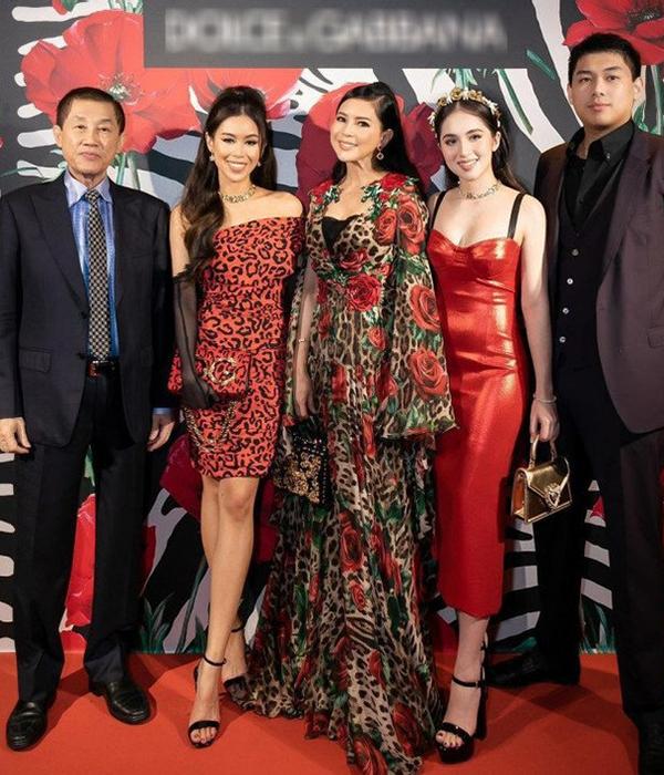 Thân thế gây tò mò của bạn gái con trai út ông trùm hàng hiệu Johnathan Hạnh Nguyễn-5