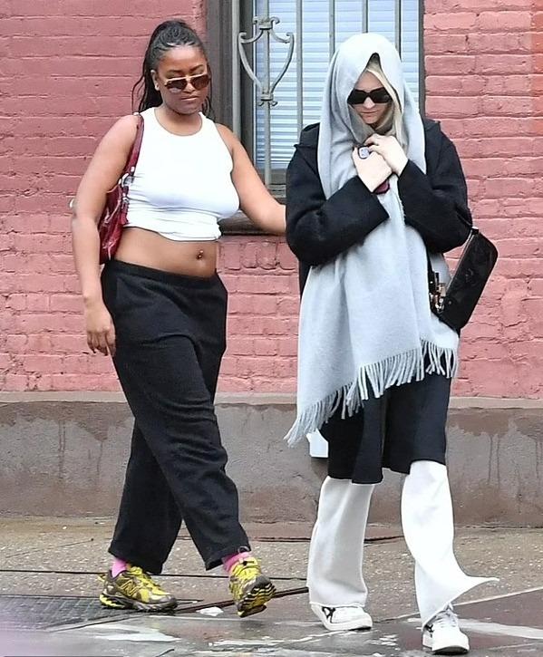 Con gái ông Obama mặc hở giữa thời tiết 7 độ C-2