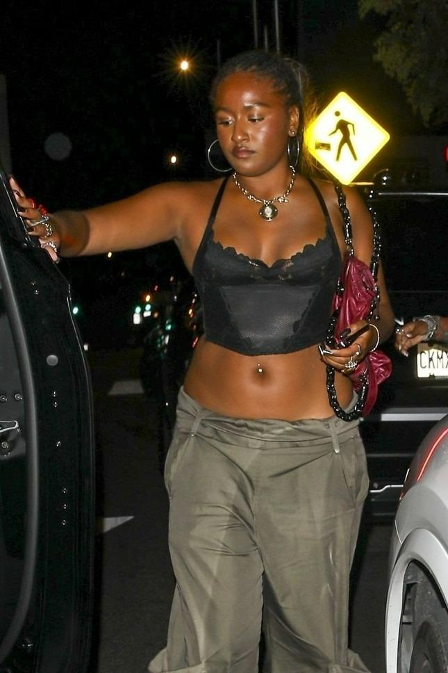 Con gái ông Obama mặc hở giữa thời tiết 7 độ C-4