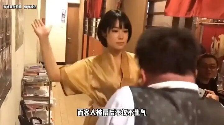 Cho nữ nhân viên tát thực khách, chiêu độc để nhà hàng Nhật Bản ăn nên làm ra-1