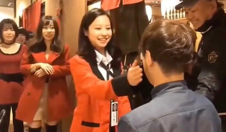 Cho nữ nhân viên tát thực khách, chiêu độc để nhà hàng Nhật Bản ăn nên làm ra-2