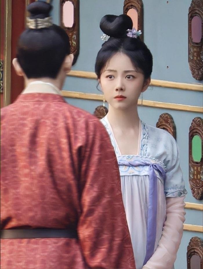 Nữ thần thanh xuân Đàm Tùng Vận đã chịu già, lộ ảnh hậu trường với nhan sắc gây chú ý-2