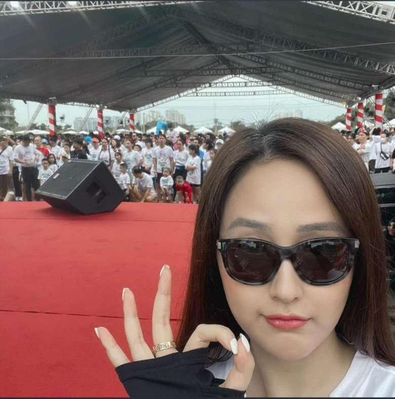 Mai Phương Thúy diện đồ tập nóng bỏng khi chơi thể thao, bất kể trên bờ hay xuống nước-2