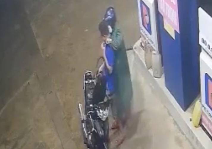 Bắt đối tượng dùng liềm kề vào cổ chủ cây xăng để cướp tiền-2