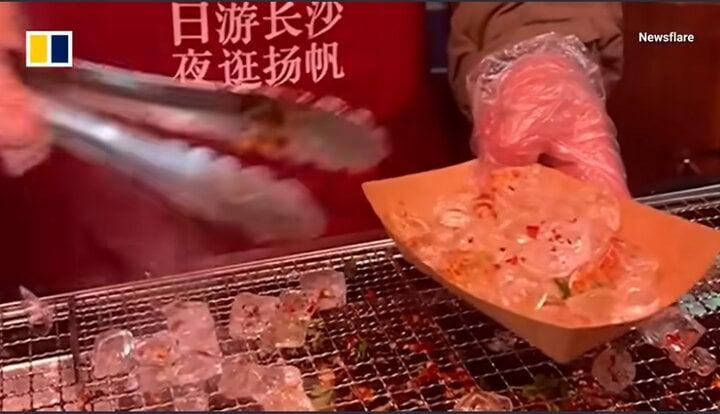 Món đá lạnh nướng trở thành món ăn đường phố hot nhất Trung Quốc-1