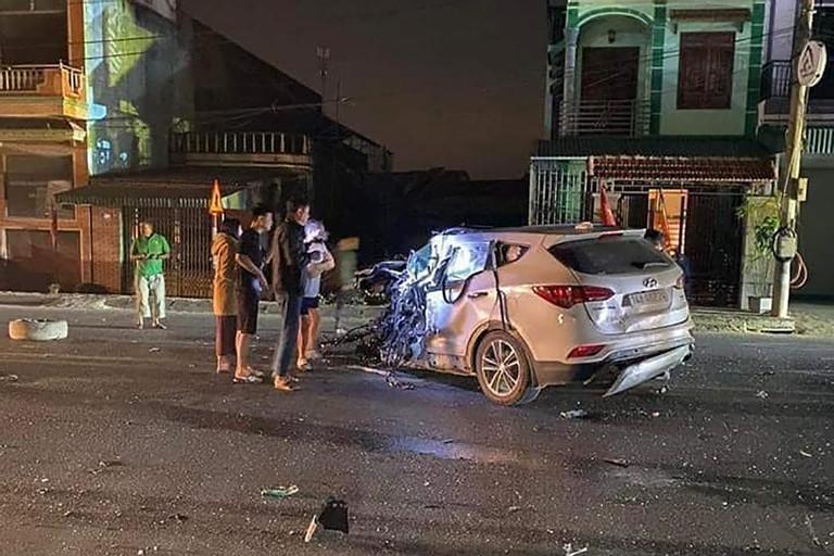 Ô tô 5 chỗ tông liên hoàn 2 xe đầu kéo ở Quảng Ninh-1