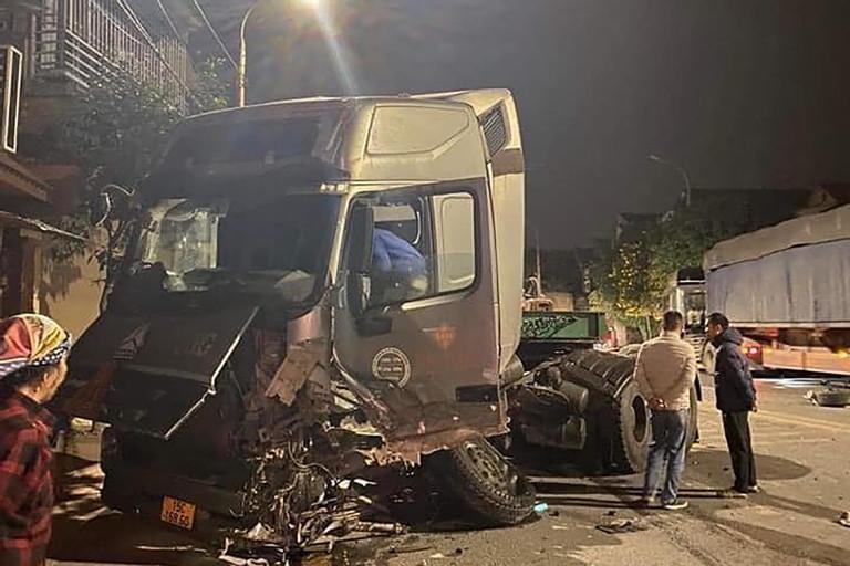 Ô tô 5 chỗ tông liên hoàn 2 xe đầu kéo ở Quảng Ninh-2