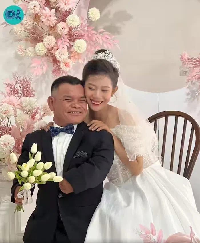 Ông chú tí hon 47 tuổi cao vỏn vẹn 1m cưới được vợ đẹp kém 26 tuổi nhờ liều: Mới đón con đầu lòng sau gần 1 năm đám cưới-2