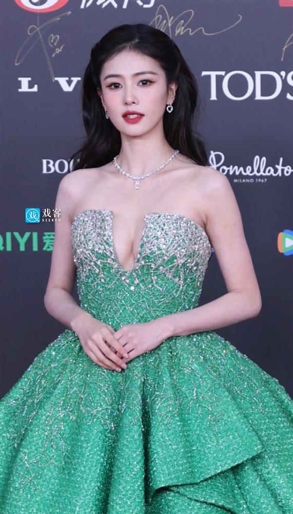 Cuộc so kè váy áo, nhan sắc trên thảm đỏ của sao nữ-3