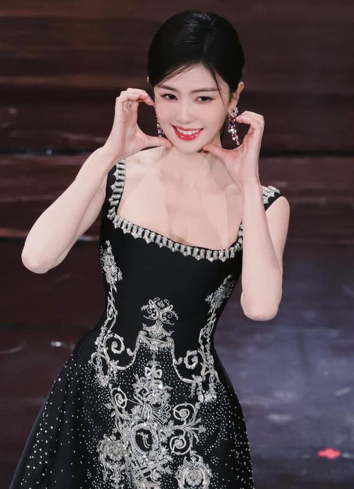 Cuộc so kè váy áo, nhan sắc trên thảm đỏ của sao nữ-4