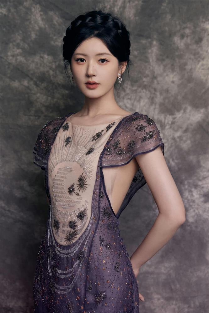 Cuộc so kè váy áo, nhan sắc trên thảm đỏ của sao nữ-7