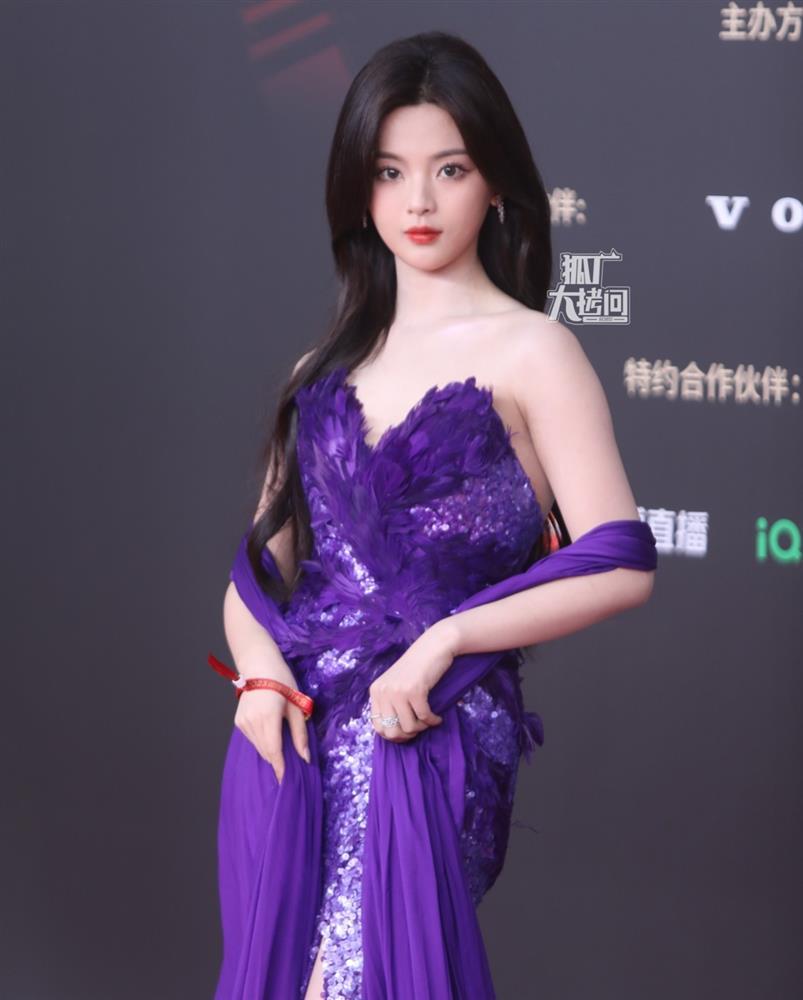 Cuộc so kè váy áo, nhan sắc trên thảm đỏ của sao nữ-8