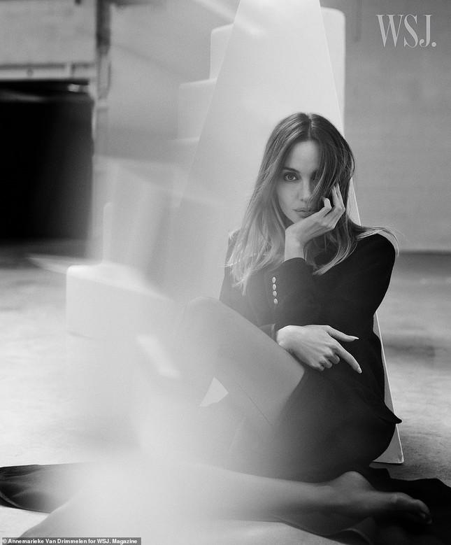 Angelina Jolie: Tôi mất khả năng sống sau ly hôn Brad Pitt-1