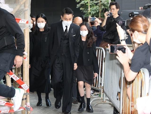 Lưu Đức Hoa cùng bà xã và con gái đến tiễn biệt cha-1