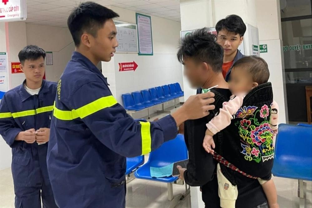 Giải cứu người mẹ trẻ địu con đòi nhảy cầu tự tử-1