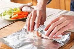 Nhiều người không biết dùng giấy bạc khi nấu 3 thực phẩm này chẳng khác nào 'tự đầu độc'