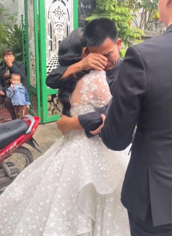 Khoảnh khắc gái cưng bé bỏng tìm được bến đỗ, cha nước mắt nhạt nhòa chạm trái tim người xem-2