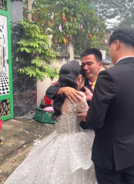 Khoảnh khắc gái cưng bé bỏng tìm được bến đỗ, cha nước mắt nhạt nhòa chạm trái tim người xem-1