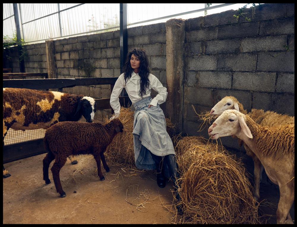 Sau bức ảnh không ai nhận ra, HHen Niê trở lại với vẻ hoang dã, cá tính-2