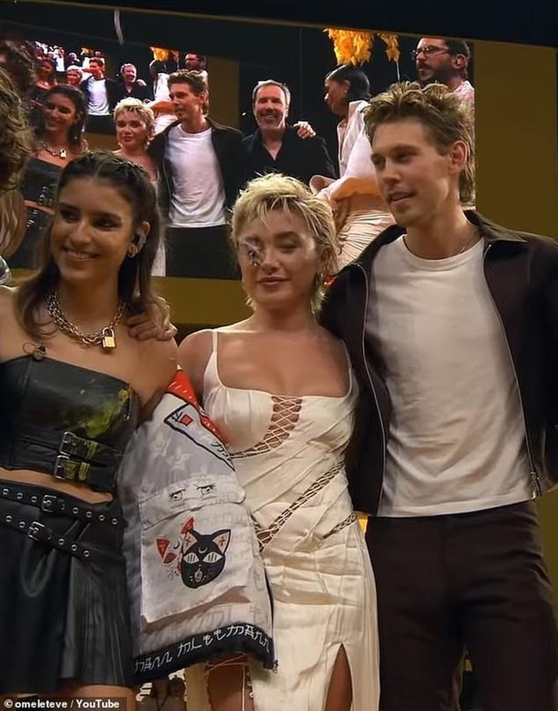 Nữ diễn viên hành xử chuyên nghiệp sau khi bị ném đồ trúng mặt-1