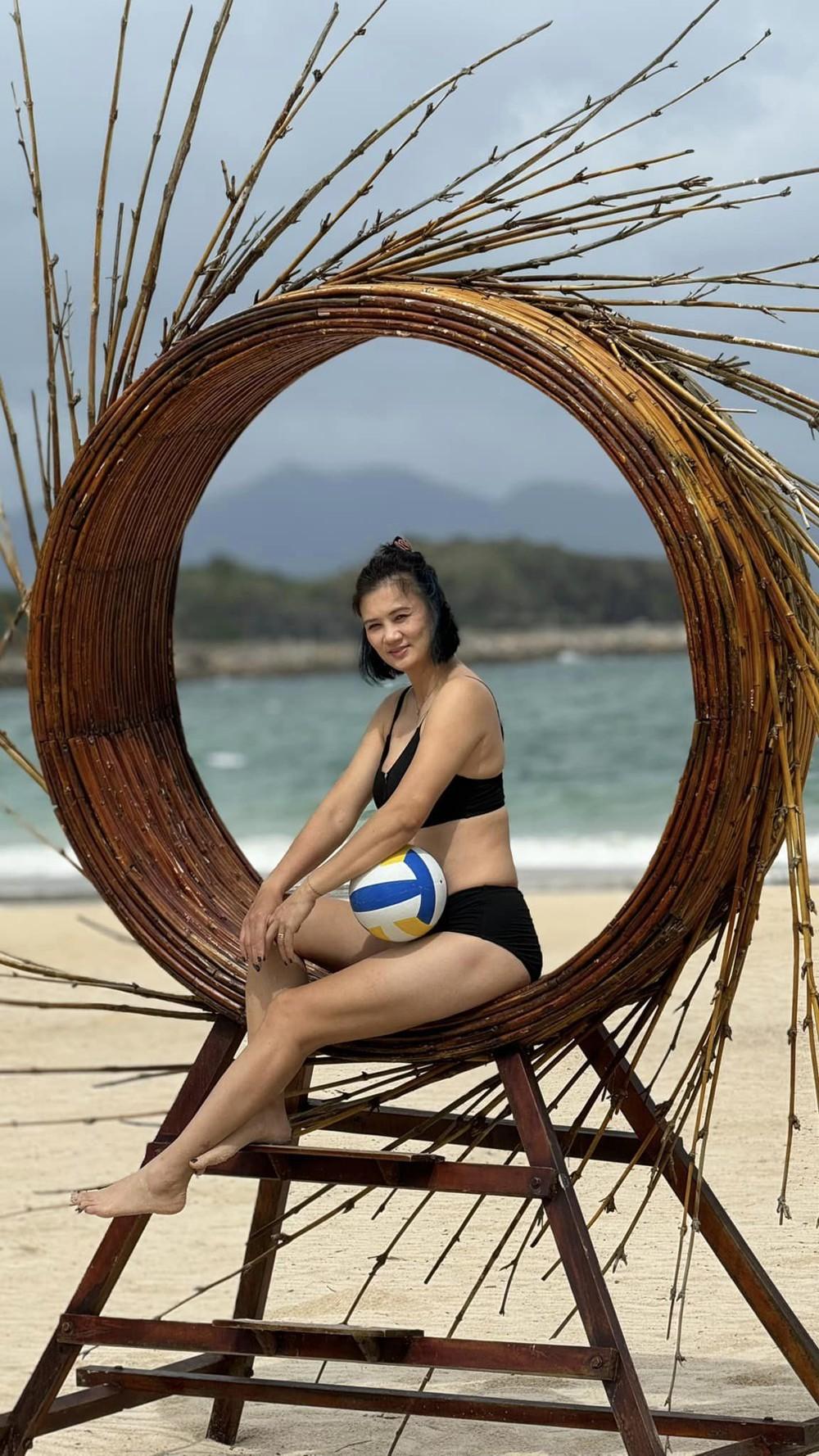Hoa khôi bóng chuyền Kim Huệ: Diện bikini khoe sắc vóc U45, được khen đẹp quá-5