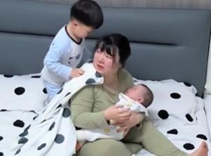 Ấm lòng khoảnh khắc cậu bé hiểu chuyện, người làm cha mẹ xem mà rơi nước mắt-2