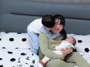 Ấm lòng khoảnh khắc cậu bé hiểu chuyện, người làm cha mẹ xem mà rơi nước mắt-4