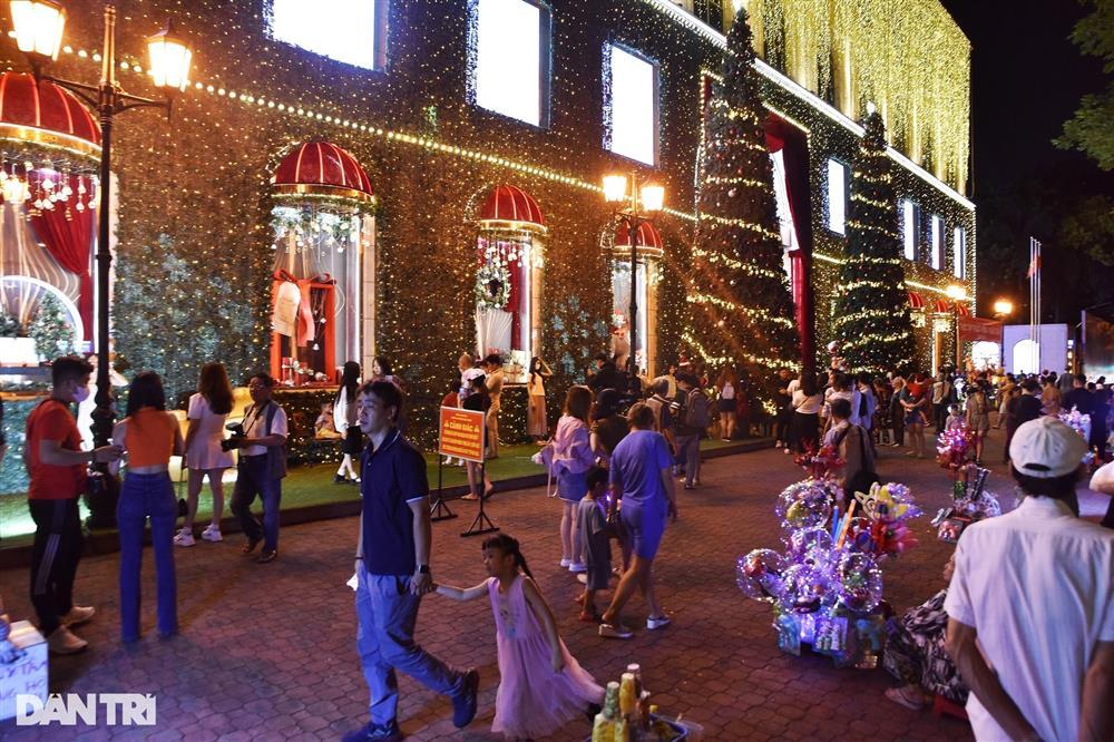 Giới trẻ xuống phố check-in Noel sớm ở TPHCM-1
