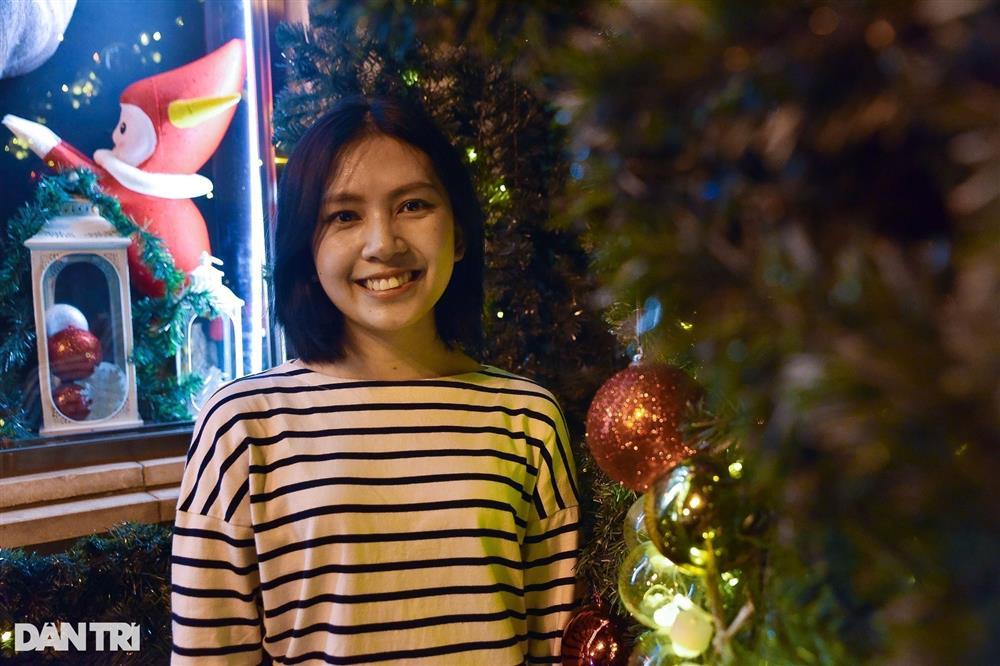 Giới trẻ xuống phố check-in Noel sớm ở TPHCM-10