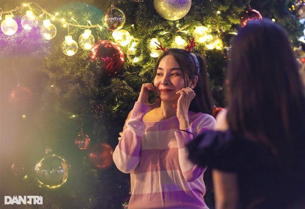 Giới trẻ xuống phố check-in Noel sớm ở TPHCM-2