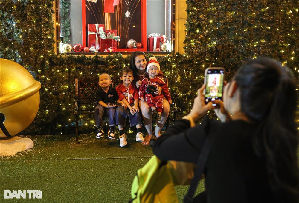 Giới trẻ xuống phố check-in Noel sớm ở TPHCM-3