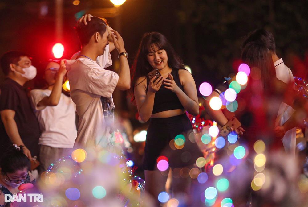 Giới trẻ xuống phố check-in Noel sớm ở TPHCM-4