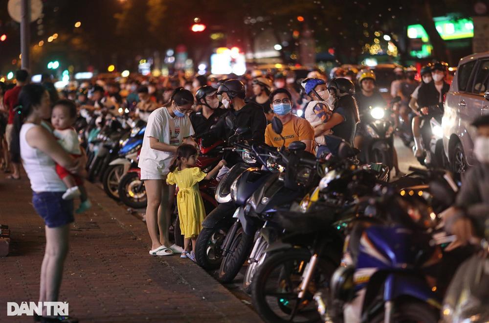 Giới trẻ xuống phố check-in Noel sớm ở TPHCM-5