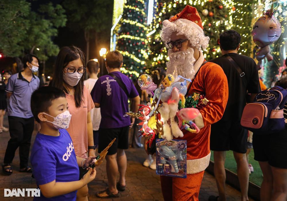 Giới trẻ xuống phố check-in Noel sớm ở TPHCM-6