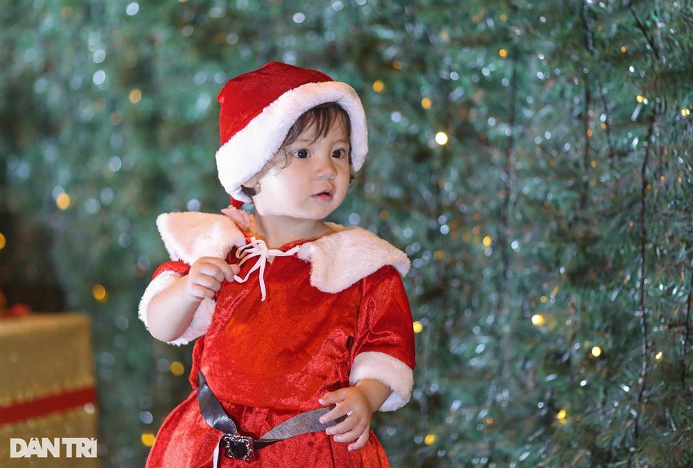 Giới trẻ xuống phố check-in Noel sớm ở TPHCM-7