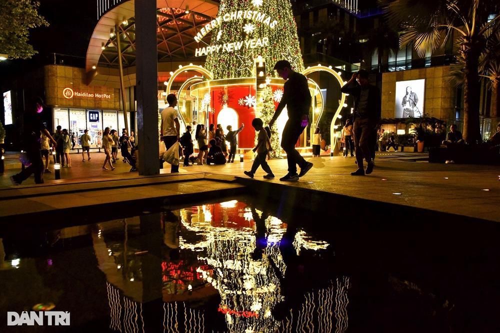Giới trẻ xuống phố check-in Noel sớm ở TPHCM-8