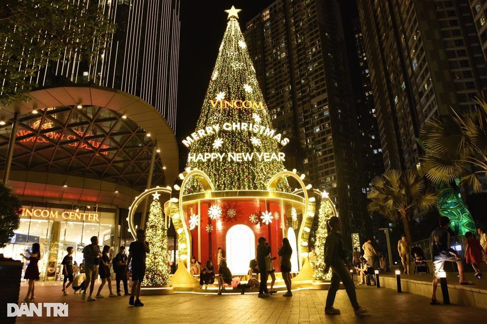 Giới trẻ xuống phố check-in Noel sớm ở TPHCM-9