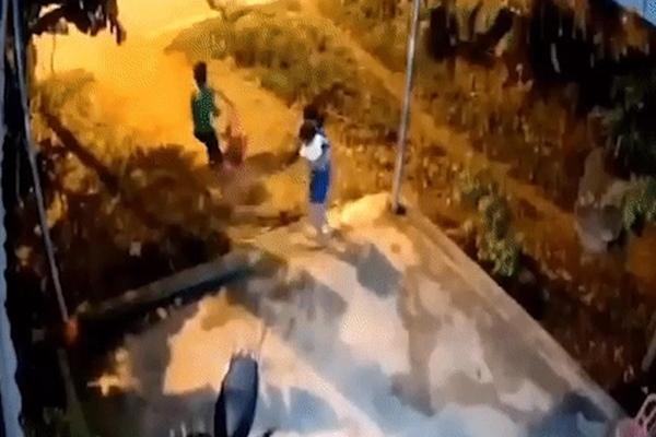 Ông bố cầm 2 chân con gái ném ra đường đối diện với hình phạt nào?-3