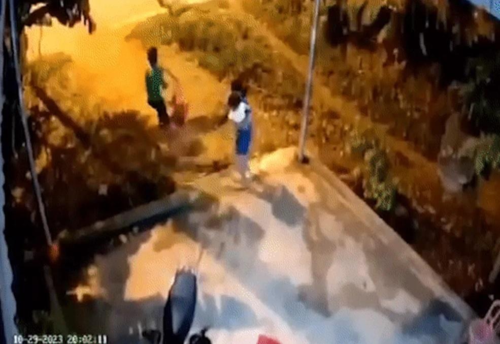 Khởi tố người cha cầm 2 chân con ném ra đường-1