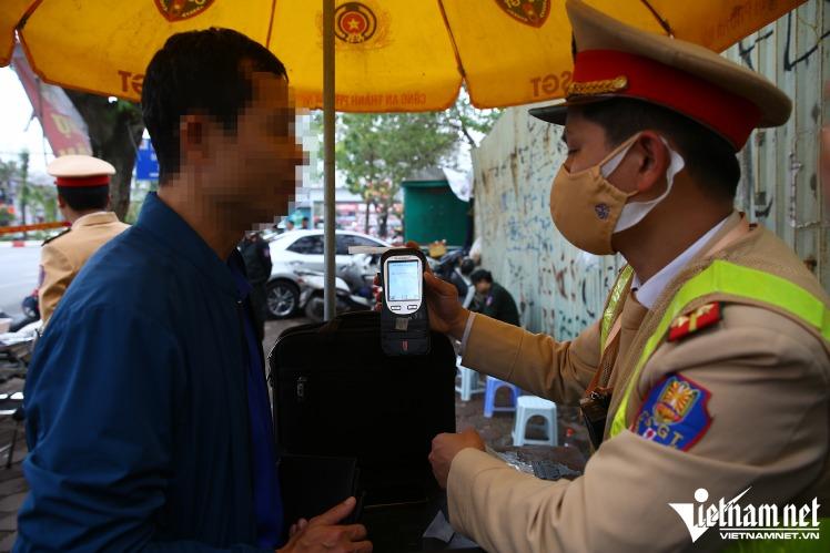 Uống rượu thuốc chữa bệnh bị phạt vì vi phạm nồng độ cồn, bác sĩ lý giải-1